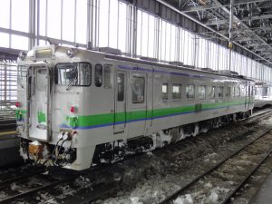 旭川駅に止まっていた雪まみれのローカル列車